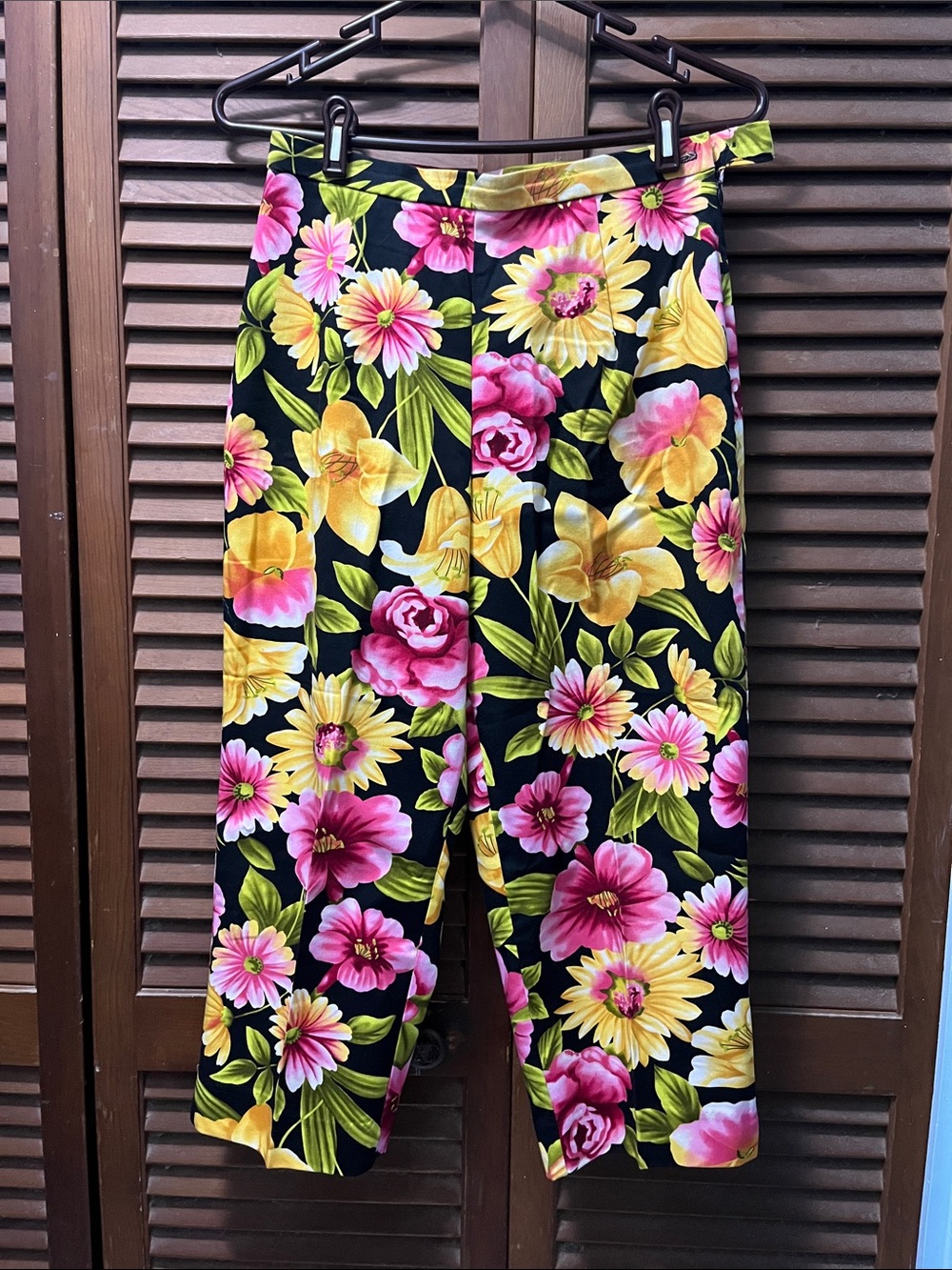 Briggs New York Black Capri Pants with Pink & Yellow Floral Print